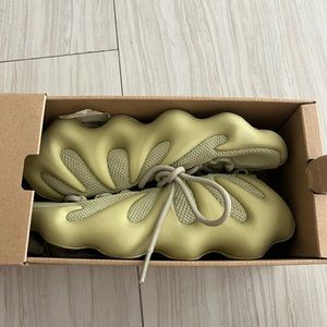 Yeezy 450 like new . size W7,5 M6,5